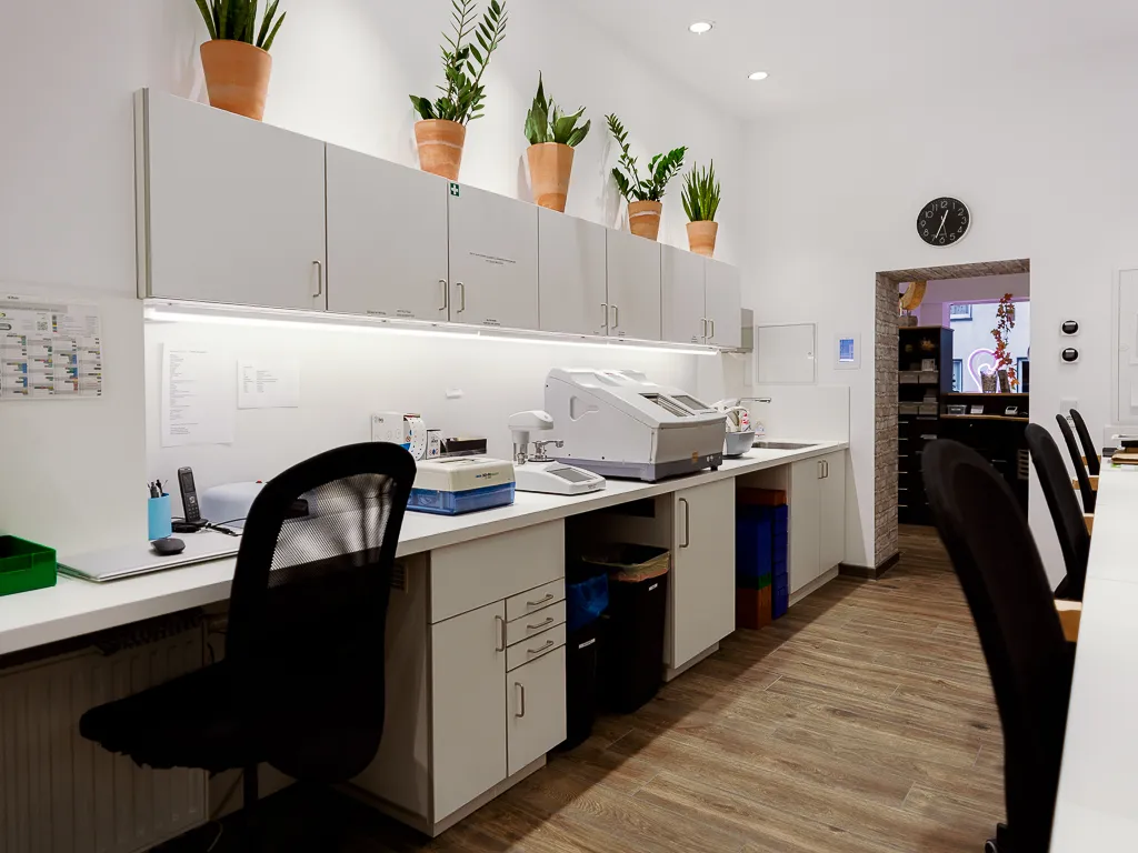 Werkstatt mit Schleifmaschinen und Arbeitsplätzen