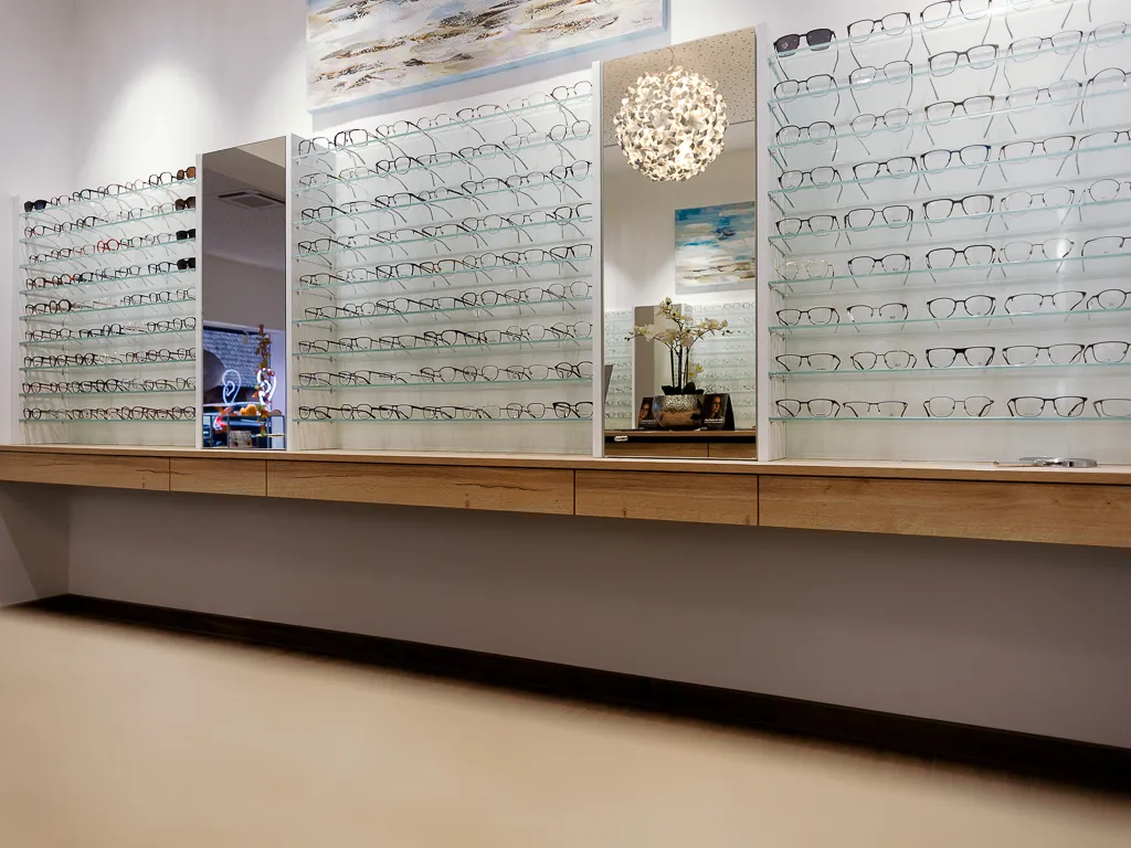Brillenwand mit großer Fassungsauswahl